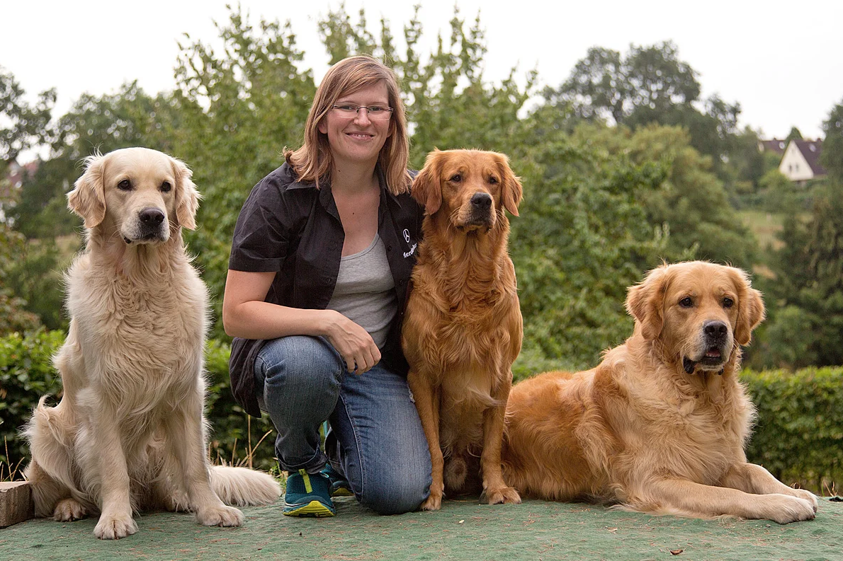 Mirijam Roßmann, kniend mit 3 Golden Retrievern