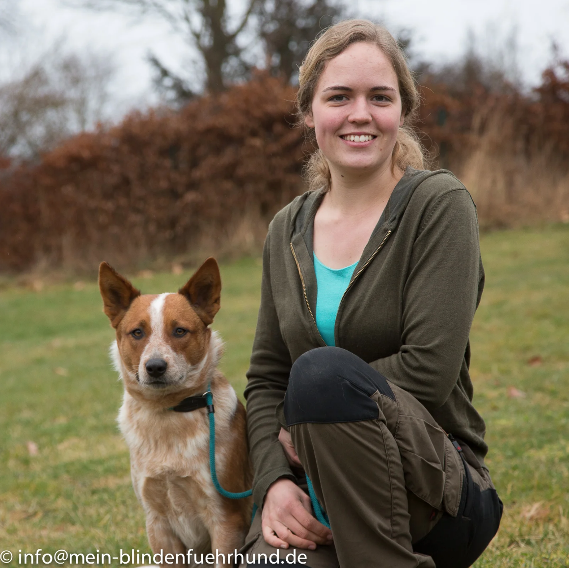 Frauke Ostermann, kniend mit ihrem Castle Dog