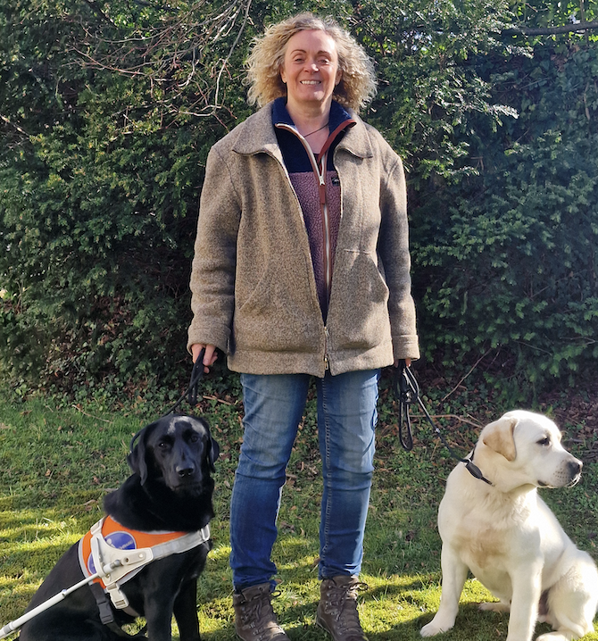 Martina Pape-Ostermann mit 2 Labradoren